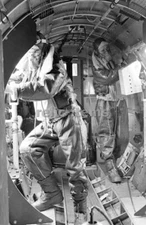 WW2 PICTURE PHOTO US USAAF B 17 FLYING FORTRESS WAIST GUNNERS 7023