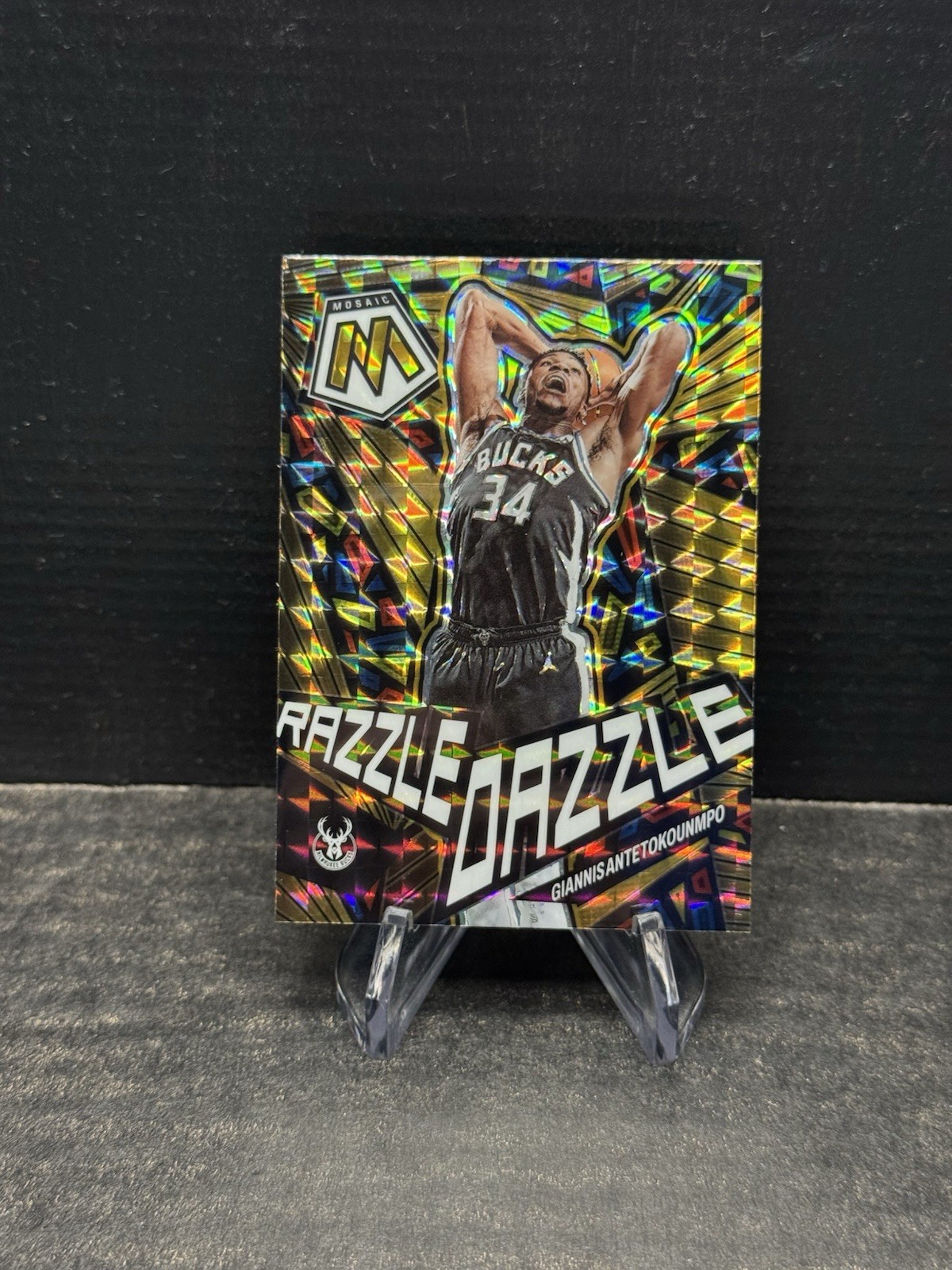 2022-23 Panini Mosaic Giannis Antetokounmpo Razzle Dazzle #12