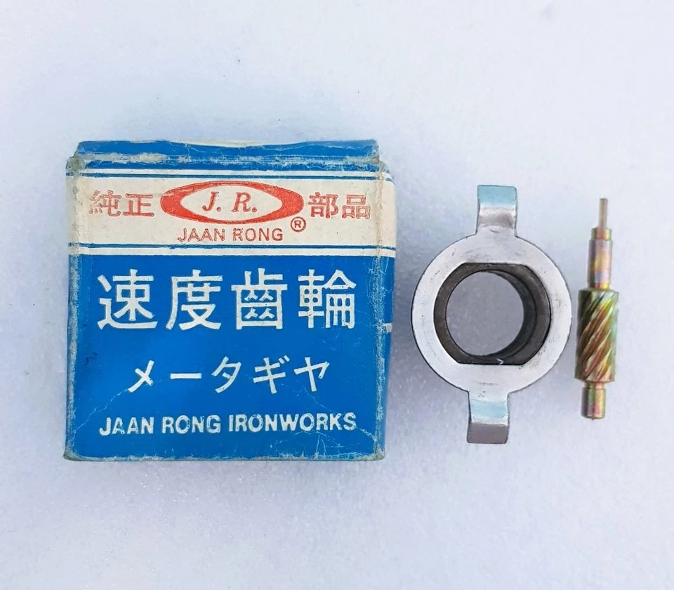 NOS SUZUKI GP100 GP125 SPEEDOMETER GEAR PINION - Image 2 of 4