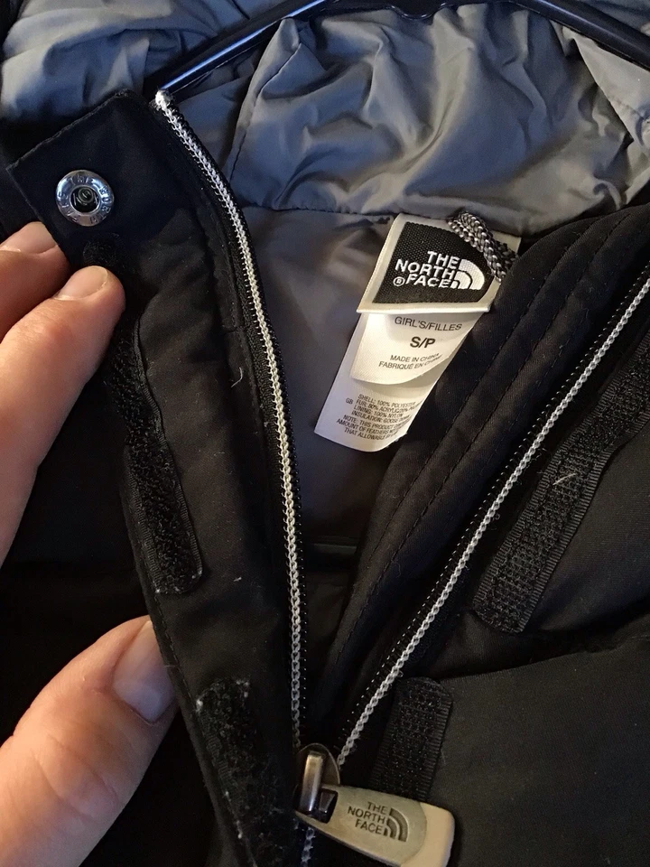 Abrigo negro acolchado de plumón de ganso negro The North Face para niñas talla S 550 Fill Power Foto 3 de 4