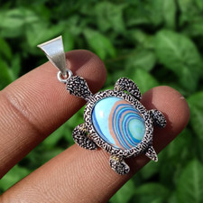 Pendentif tortue pierre précieuse calsilique bleue arc-en-ciel plaqué argent ...