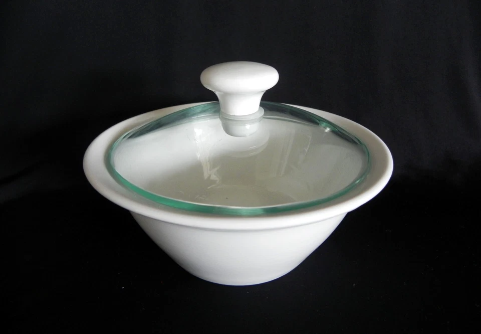 Maxwell & Williams WHITE BASICS Arrocera con Tapa de Vidrio 5.5" Foto 3 de 4