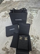Chanel CC Ohrringe Ohrstecker mit weißen Str...