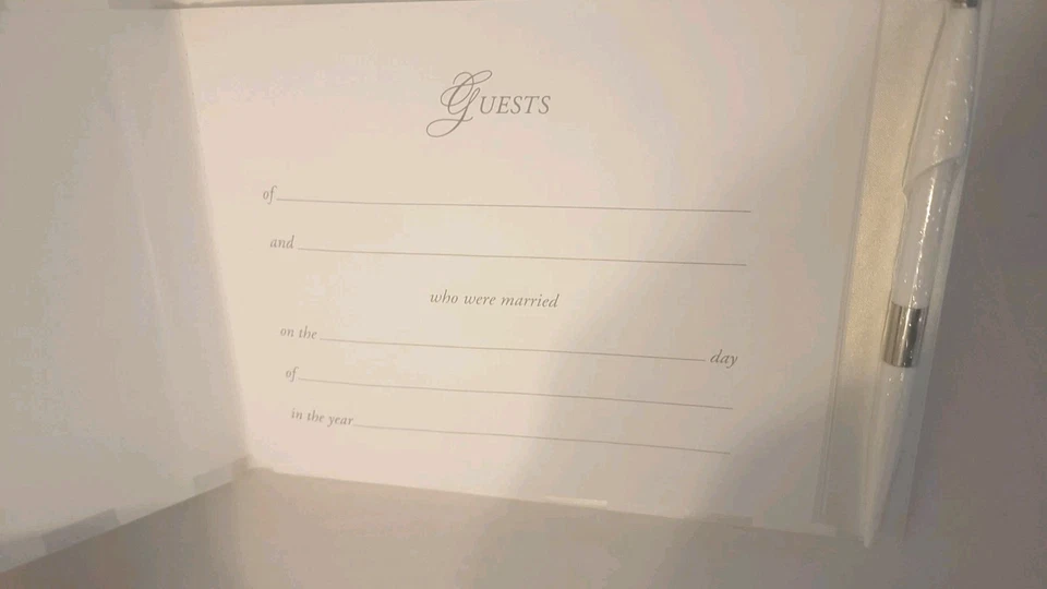 Libro de aniversario de boda con sello vintage con bolígrafo y soporte en bos corazón Foto 4 de 4