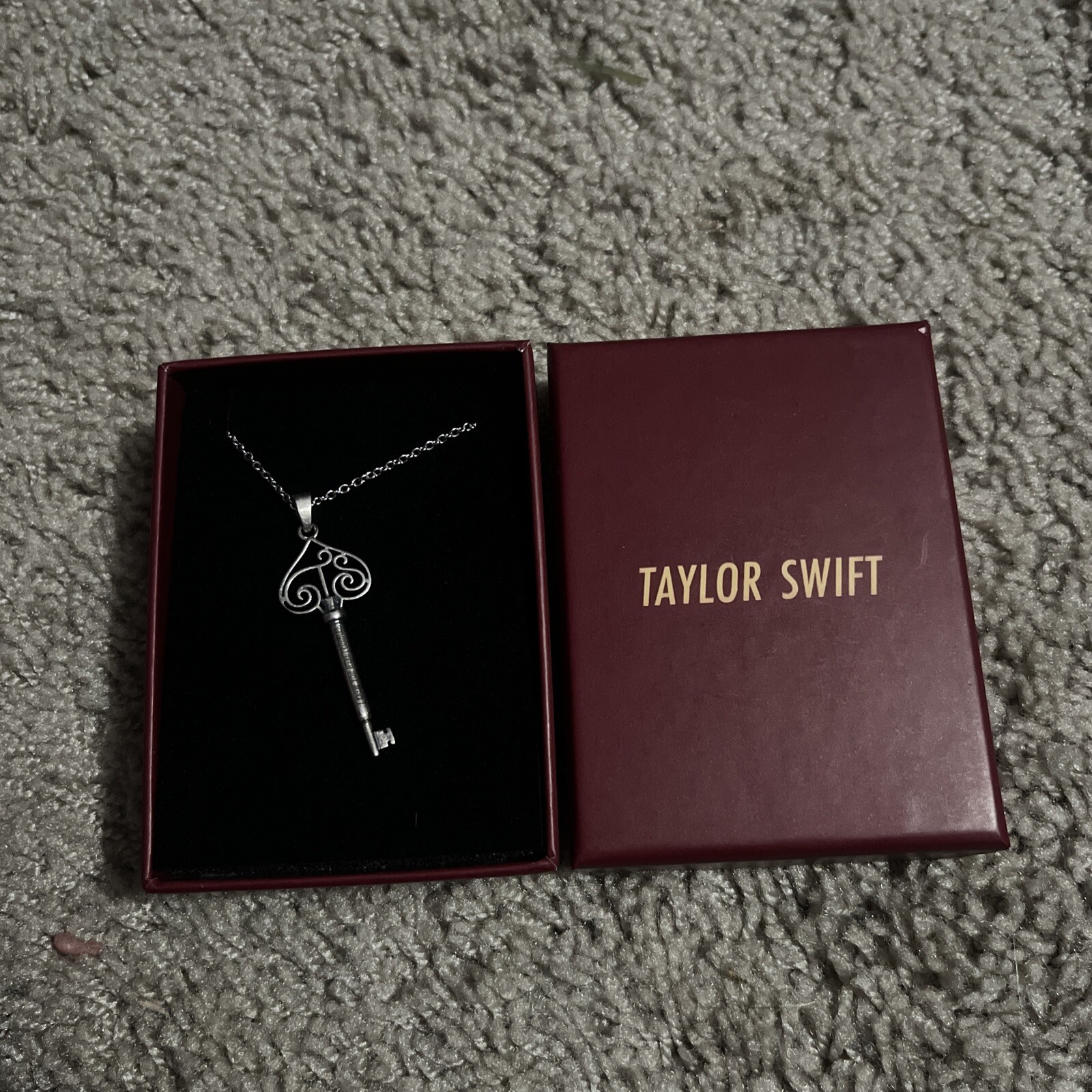 Collar Llave Taylor Swift I Knew You Were Trouble Rojo (Versión Taylor) Joyería