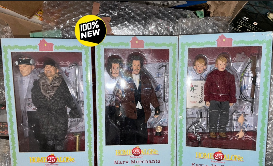 1/9 NECA Home Alone 8'' Action Figure Suit In Stock Copy