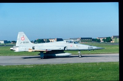 BZ071 ORIGINAL K64 AIRCRAFT SLIDE: Swiss AF Northrop F-5E Tiger II J-3039