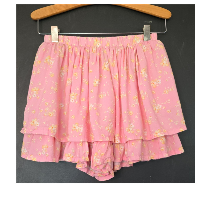 Old Navy Pink Floral Culotte Shorts M (8) Ruffle Accent Lightweight Polyester