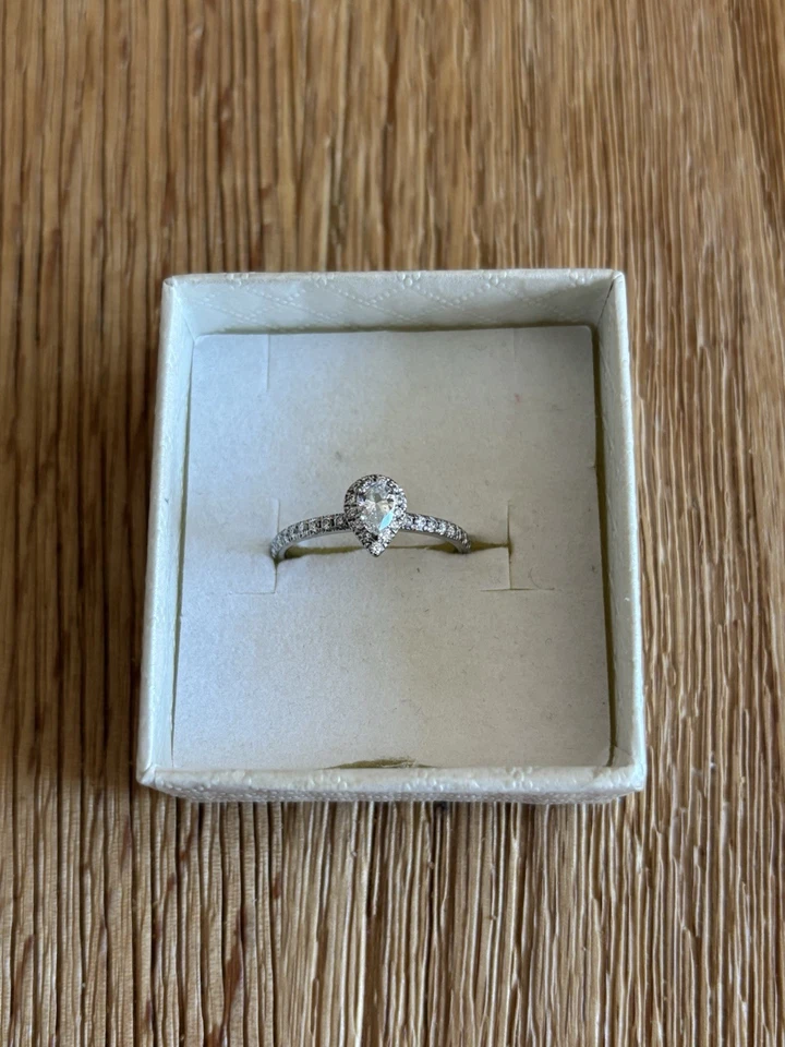 18 Ct White Gold Maple Leaf Diamond Ring Size R - Image 2 of 4