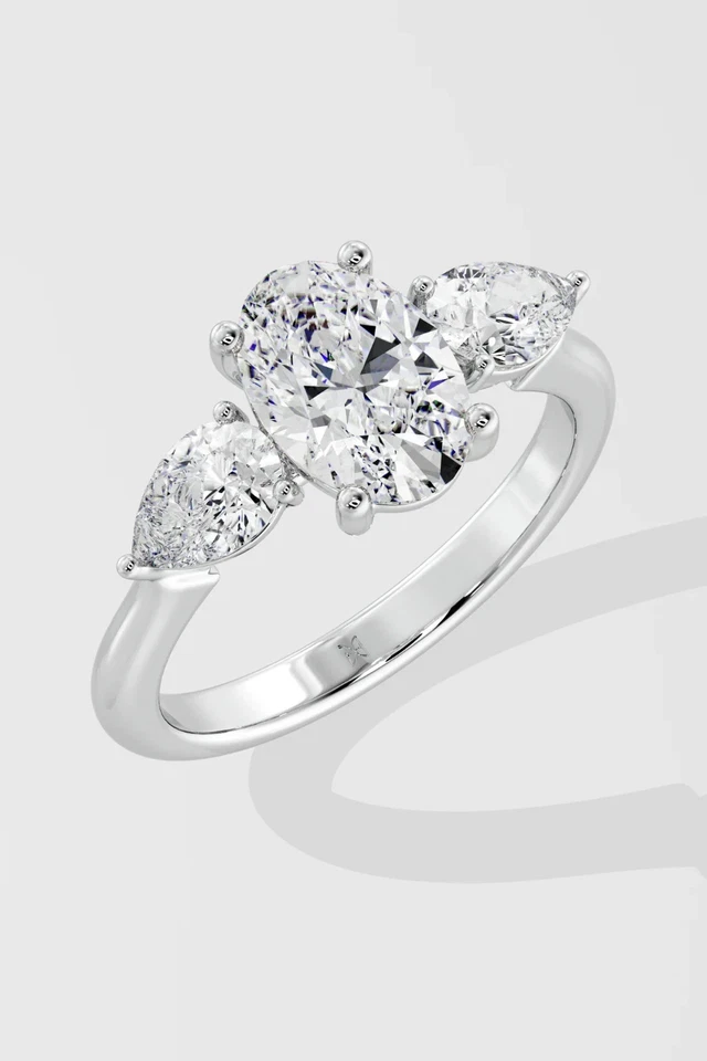 Anillo de compromiso de tres piedras de diamantes cultivados en laboratorio VS1 de corte ovalado de 2,50 quilates de oro blanco de 14 k Foto 4 de 4