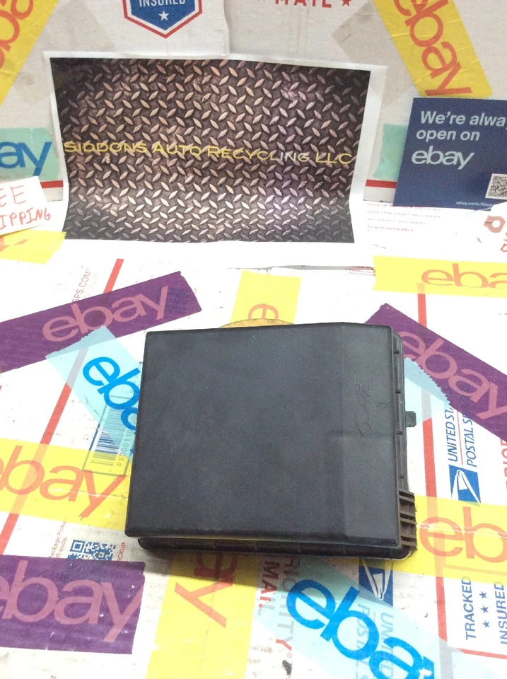 2004 2005 2006 2007 2008 MITSUBISHI GALANT * Cubierta de caja de fusibles Tapa de relé Borde superior * Foto 2 de 4