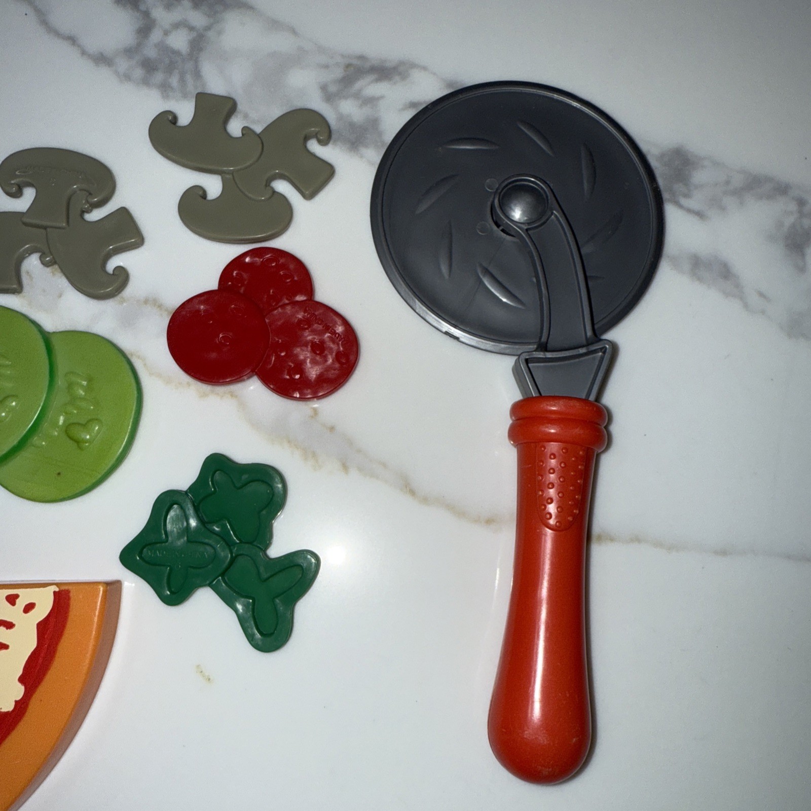 Pizza Hut Child’s Toy. Plastic Play Pizza And Toppings Enclosed. 