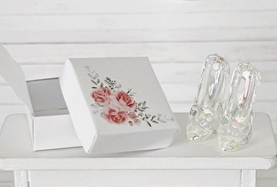 Miniatur 1:12 Puppenhaus - Cinderella Schuhe High Heels im Karton - Zubehör Deko