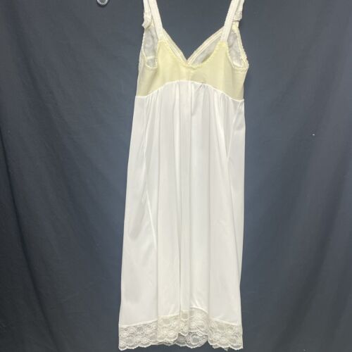 VTG Nylon full Slip Sears THE DOESN'T BRA SLIP Anti-Cling Ivory Lace Size 34B - Picture 2 of 7