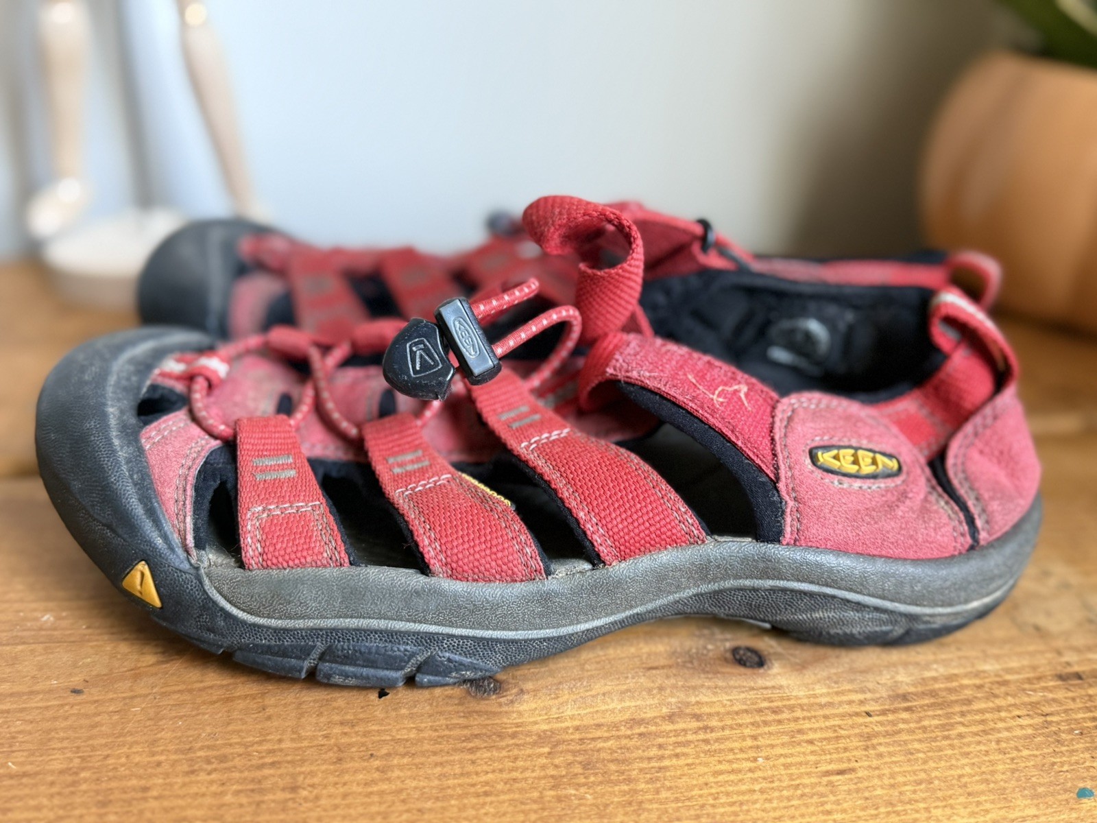 Sandalo Keen Newport H2 nastro rosso gargoyle giovanile taglia 4