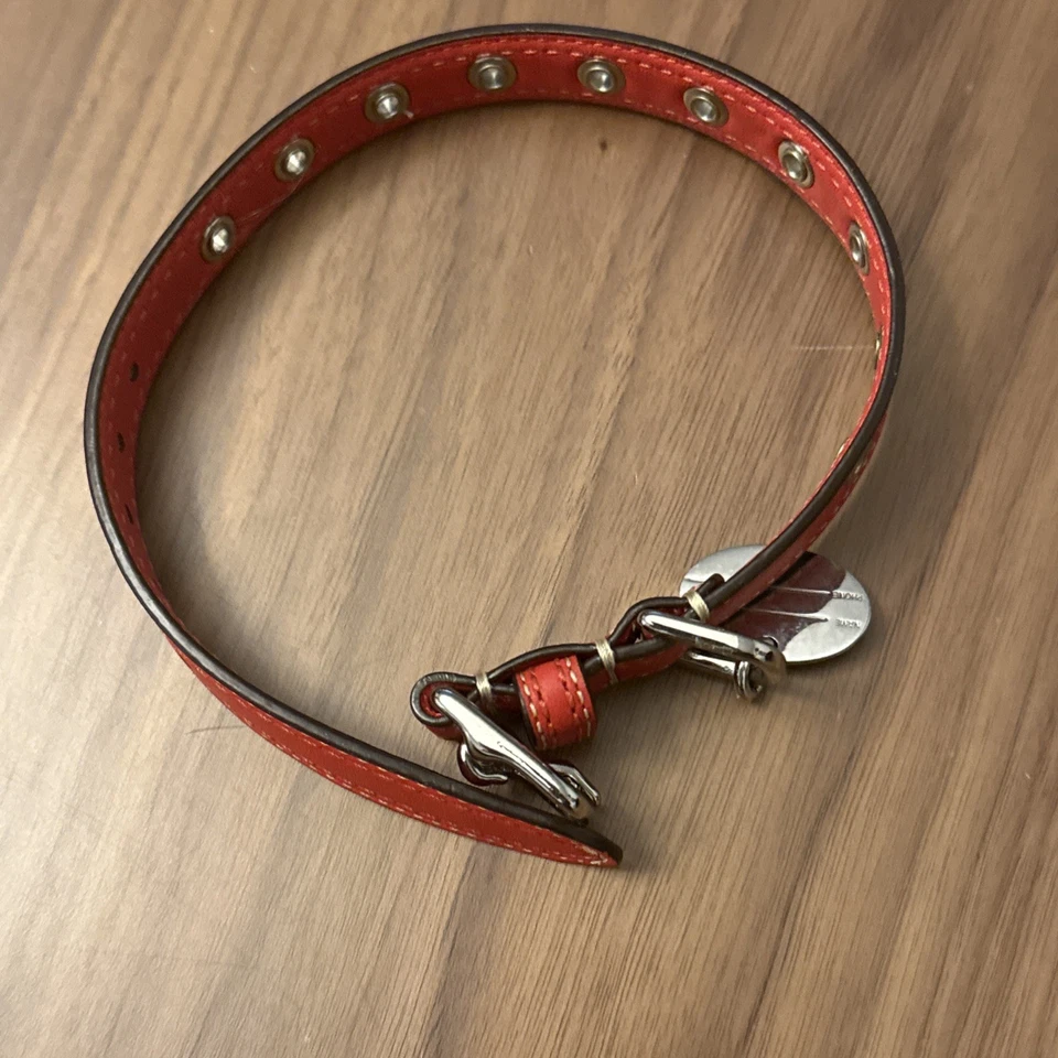 Collar de perro Coach de cuero rojo pequeño Foto 4 de 4