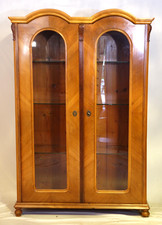 Stilvolle, 2 trg. Nußbaum-Vitrine, um 1870/1890...