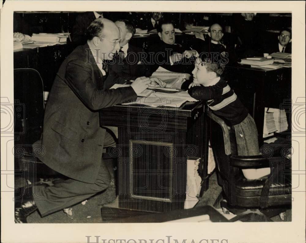 1940 Press Photo William McCreery Jr. talks to his father during session, Albany