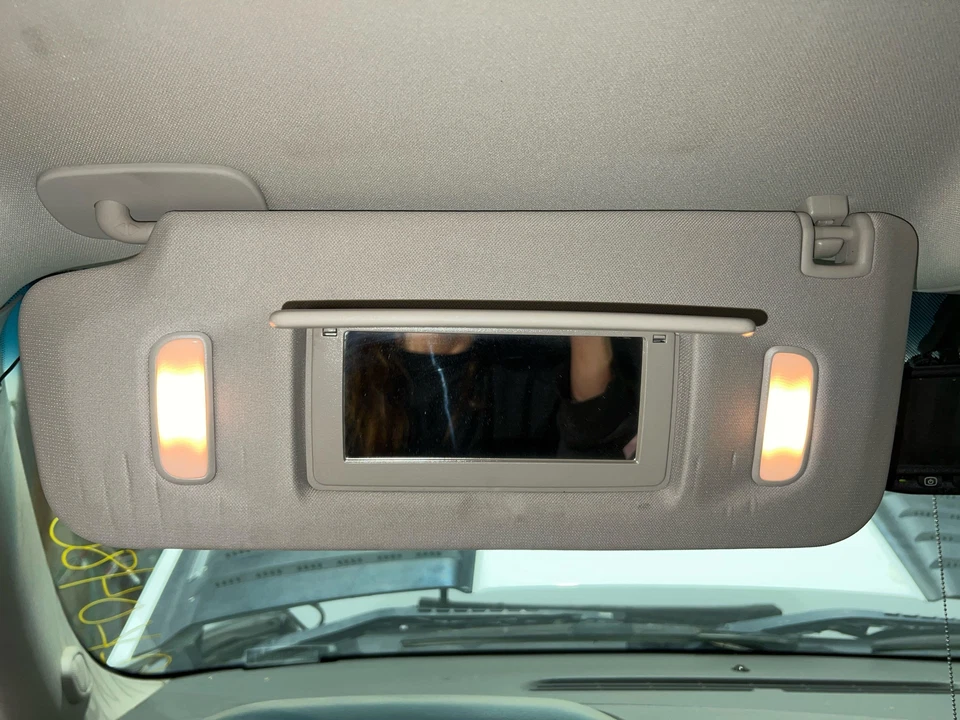 2007 - 2014 Chevy Silverado 2500HD Driver LH Left Gray Illuminated Sun Visor Foto 2 de 3