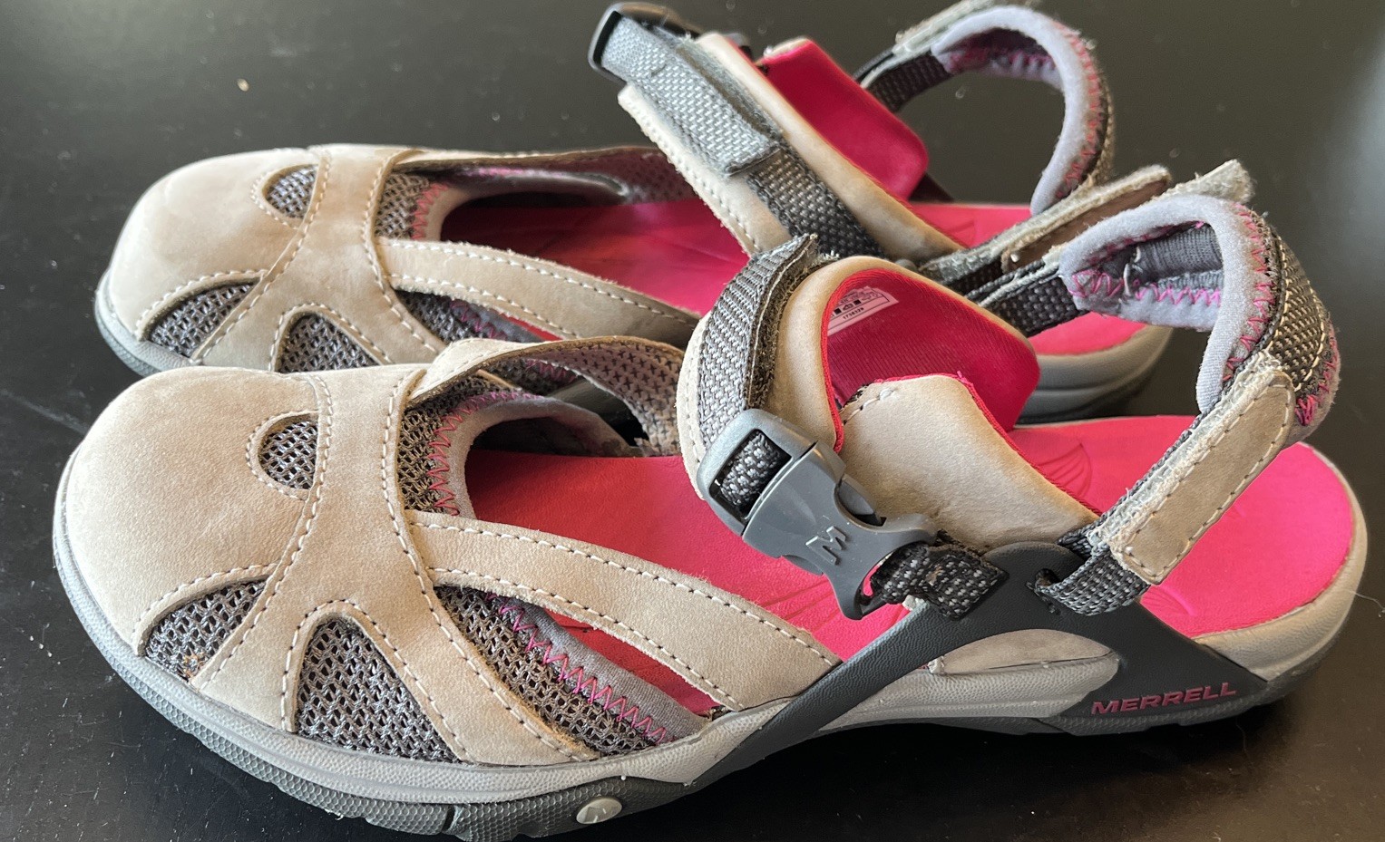 Merrell nero tortora sandalo con cinturino ammortizzato ad aria taglia 7 scarpa da acqua grigio