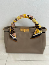 Borsa tote FENDI Peekaboo grande in pelle grigia con sciarpa articolo usato...