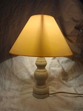 Vintage Ancienne PETITE LAMPE DE CHEVET PIED en BOIS ABAT-JOUR en PLASTIQUE