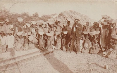 DSWA  Fotokarte mit Minenarbeitern in Tsumeb Kinder Passmarken, Vorarbeiter 1907 - Bild 1 von 2
