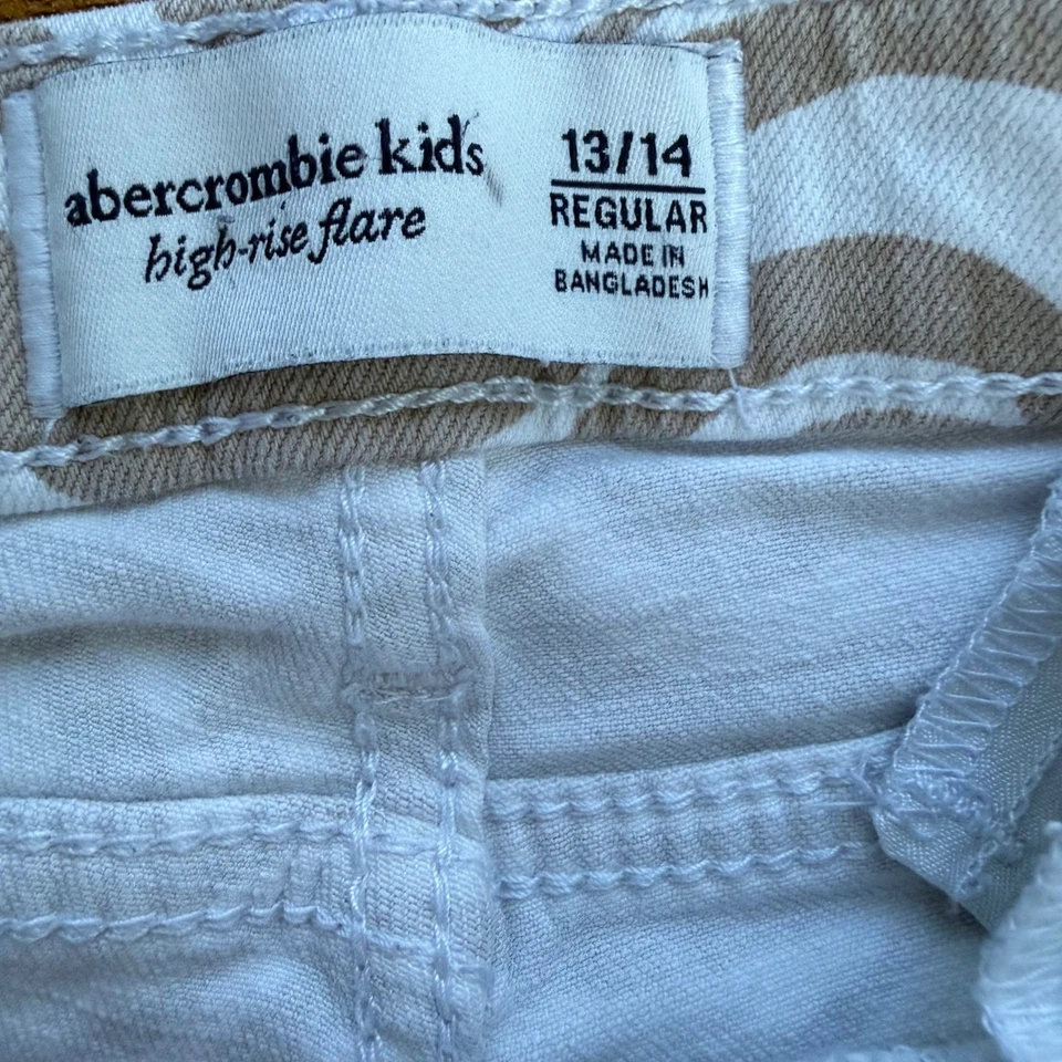 Pantalones acampanados de tiro alto Abercrombie para niños talla 13/14 beige blanco estampado de remolino Foto 4 de 4