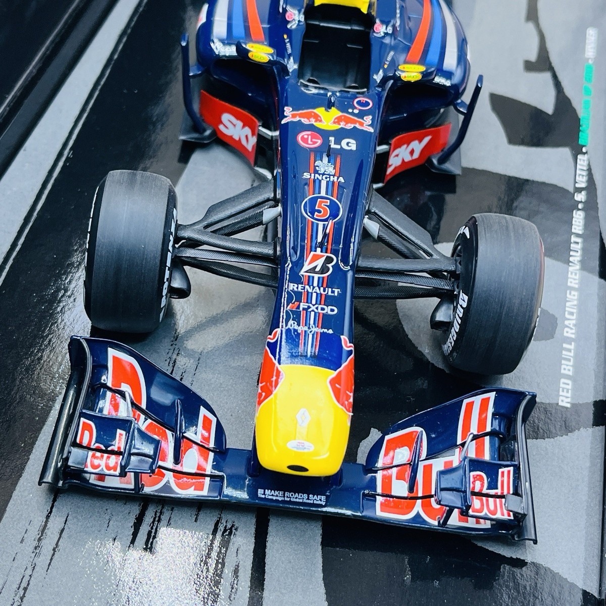 MINICHAMPS 1/18 Red Bull Racing Renault RB6 Vettel Brazillian GP