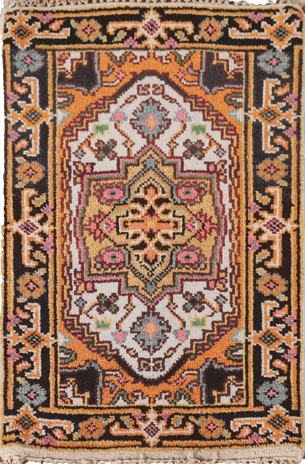 Черные коврики и ковровые покрытия ручной работы