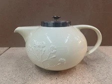 Villeroy & Boch The Tisane Tea Pot Pale Yellow Embossed Plant Silverplate Lid