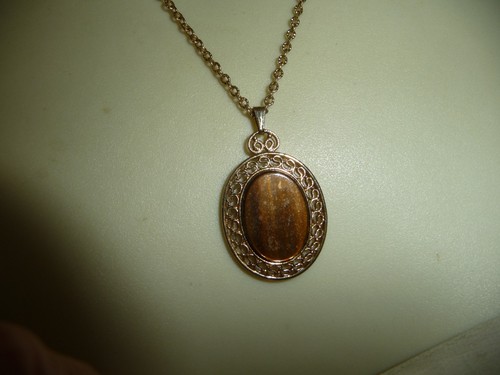 SARAH COV PENDANT GOLD FRAMED BROWN CENTER STONE ON CHAIN NECKLACE #28/24 - Picture 8 of 8