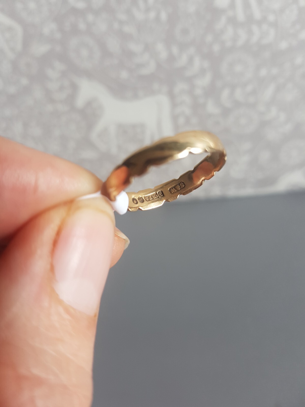 488E Victorian patterned wedding band/ stacker ring in 9ct gold circa 1857 ring-image