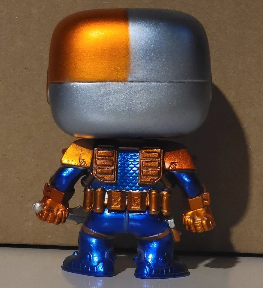 Funko Pop Vinilo Deathstroke (Metálico) 49 DC Comics Héroes Suelto Fuera de Caja Foto 2 de 2