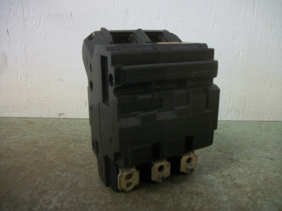 INTERRUPTOR DE CIRCUITO FEDERAL PACIFIC NB NB3100 100 AMP 240 VOLTIOS 3 POLOS Foto 2 de 4