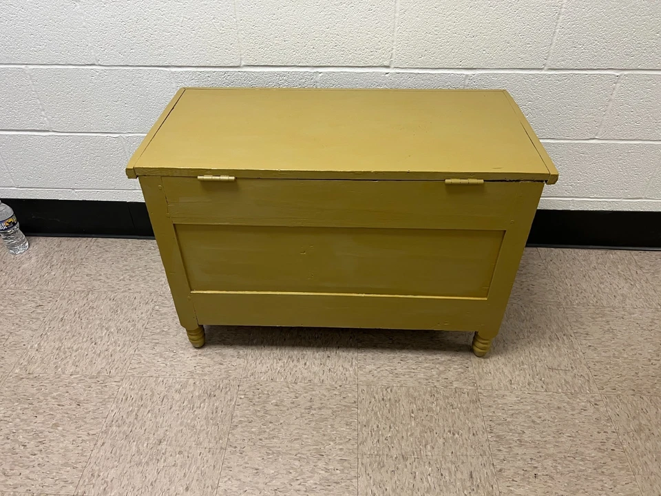 ANTIGUO COUNTRY SHERATON PECHO CON PANELES TAMAÑO PEQUEÑO CEPILLADO A MANO PARTE SUPERIOR CIRCA 1840 Foto 3 de 4