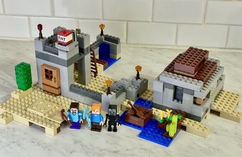 LEGO Minecraft: The Desert Outpost 21121 (Read Details)
