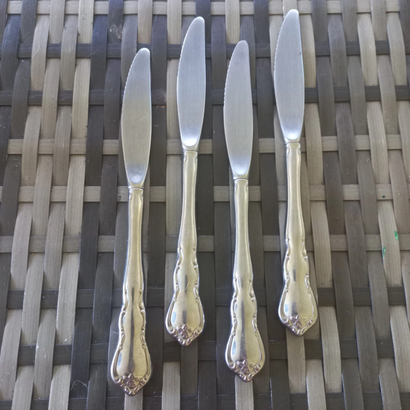 4 Wallace DISCRETION Dinner Knives Stainless Steel Flatware Vintage Serrated