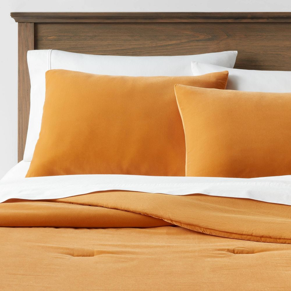 King Lustrous Velvet Comforter - Sham Set Темно-золотой Порог 8590₽