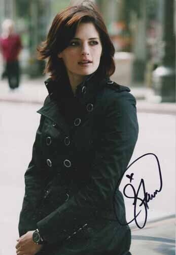 STANA KATIC 007 JAMES BOND AUTHENTIC AUTOGRAPH AS CORRINE IN - Picture 1 of 2