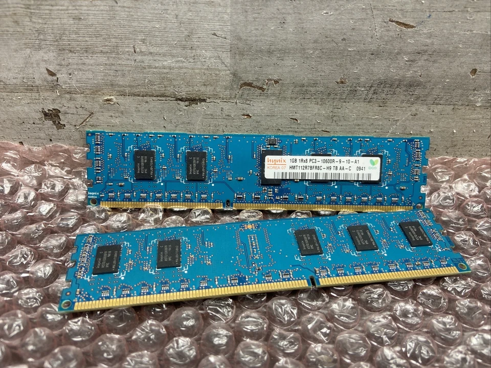 Hynix HMT112R7BFR8C-H9 - 2GB (2x1GB) PC3-10600R DDR3 240-P ECC RAM Memory Module - Image 2 of 3