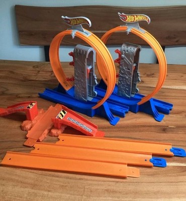 Hot Wheels Track Builder 2x Looping und Kreuzung