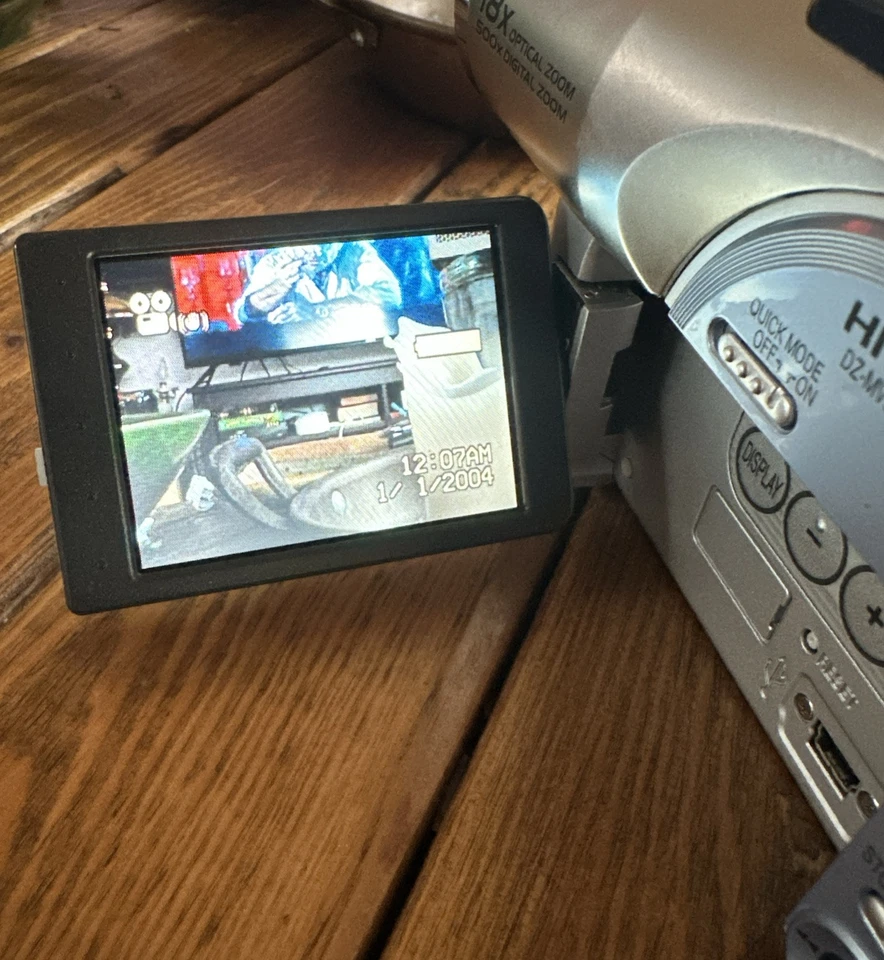 Hitachi DZ-MV550A DVD Camcorder W/ DVD-RW, Charger, Battery TESTED- WORKS - Image 3 of 4