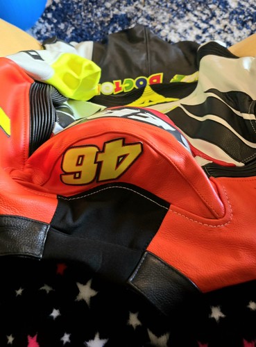 Signiertes Valentino Rossi Repsol Honda Dainese komplettes Rennleder mit Echtheitszertifikat - Bild 14 von 20