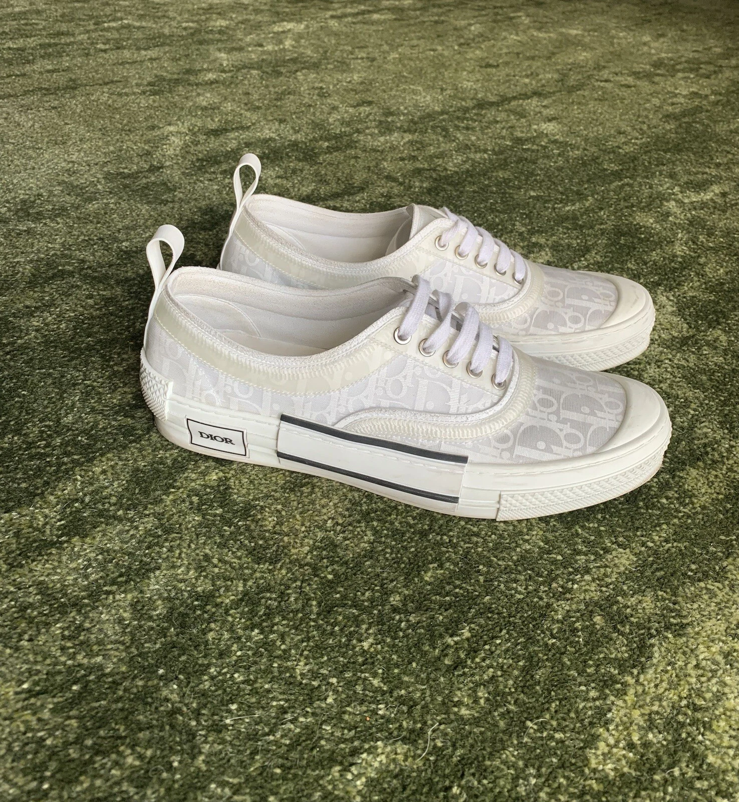 Baskets basses Dior blanches taille (44) fabriquées en Italie excellent état