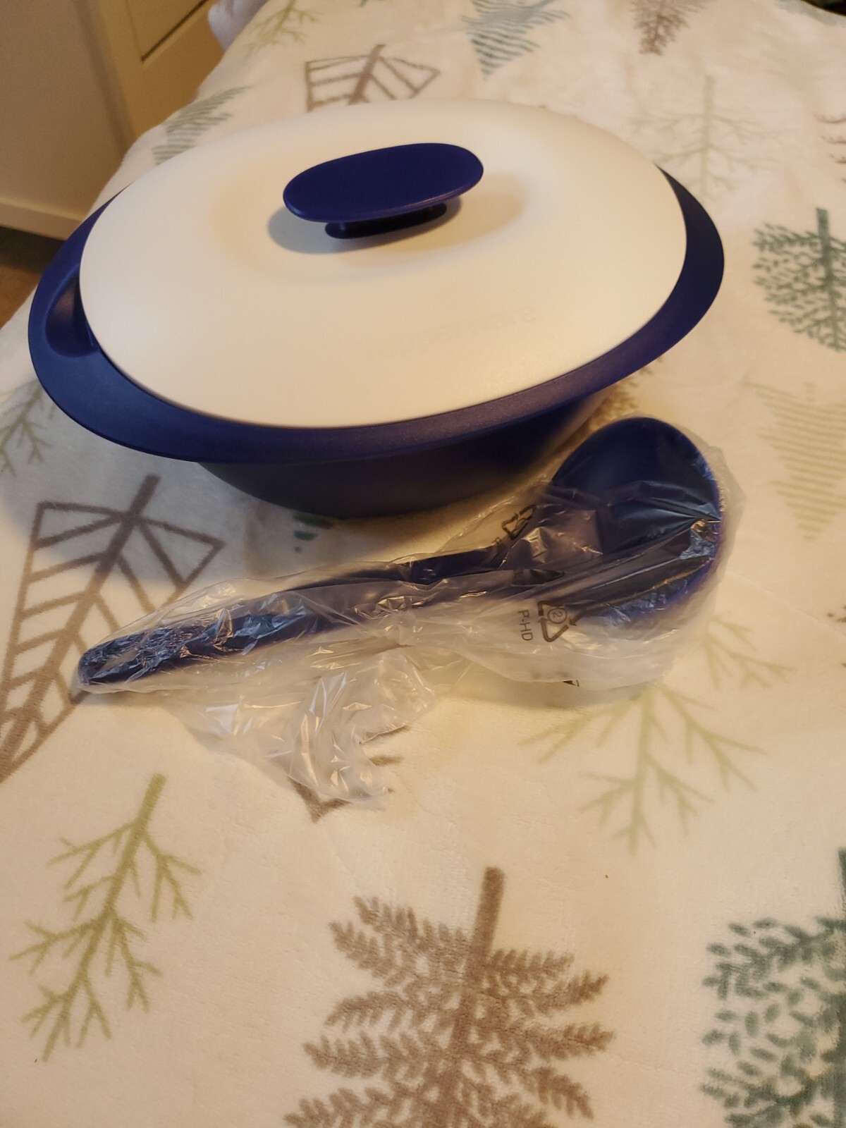New TUPPERWARE Essentials Soup Server 7½ CUPS Soup Bowl W/Ladle  Blue