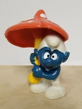 1979 VINTAGE Peyo  SMURF Under MUSHROOM Umbrella 2.75" SCHLEICH Made Hong Kong
