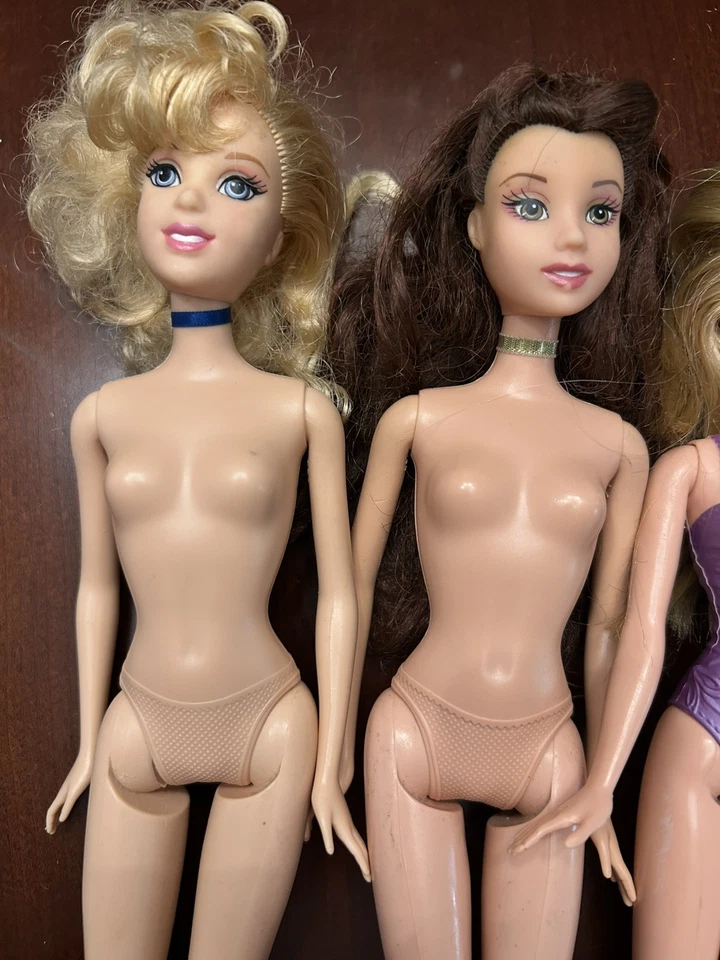 Lote de muñecas Barbie princesa Disney/Mattel 2000 y ropa sin marca Foto 4 de 4