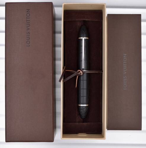 LOUIS VUITTON Cargo Black Alligator Leather Rollerball Pen (RB) - Foto 20 di 21