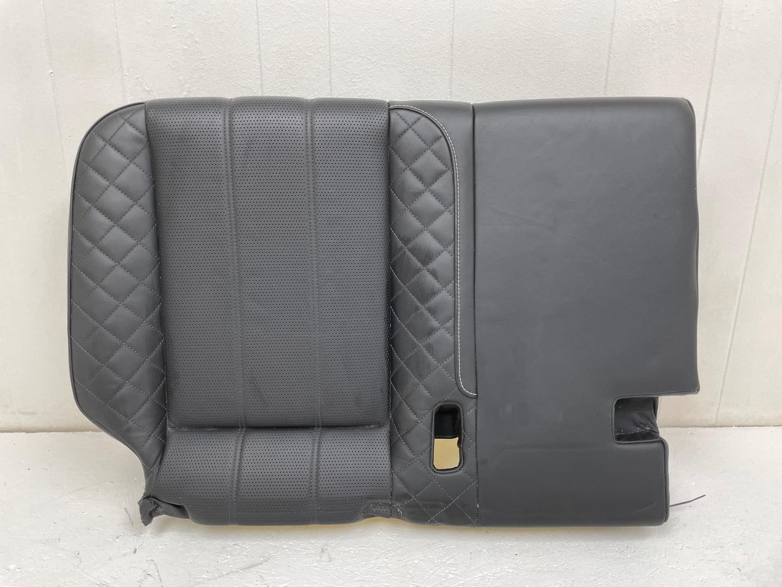 2016-2020 BENTLEY BENTAYGA REAR LEFT CENTER LOWER BOTTOM SEAT CUSHION W/ HEATED